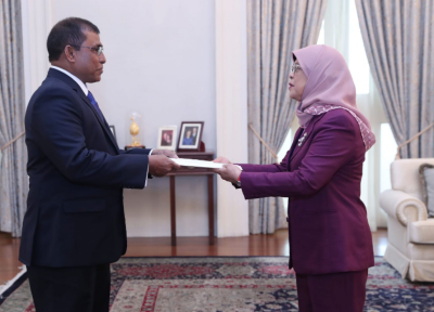 މައުސޫމް، ސަފީރުކަމުގެ ފަތްކޮޅު ސިންގަޕޫރުގެ ރައީސާއަށް އަރުވައިފި