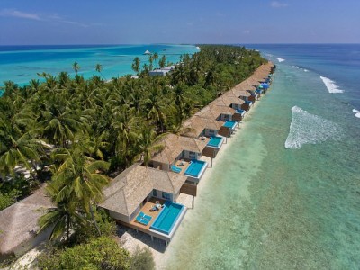 ކާނާ ވިހަވެގެން ކަނޑިންމަ ރިސޯޓުގެ މުވައްޒަފުންތަކަކަށް ފަރުވާދެނީ