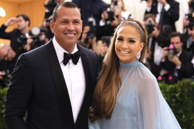 ޖެނިފާ ލޮޕޭޒް އެންގޭޖްވެއްޖެ