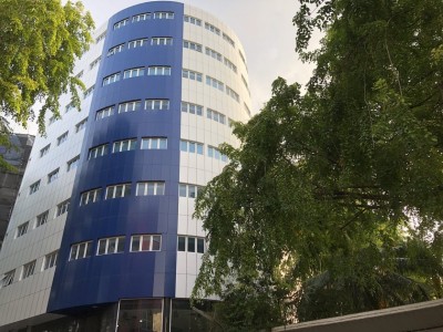ޓެކްސީއެއްގެ ފުރޮޅު އަރައި މީހެއްގެ ފައިގެ އިނގިއްޔެއްގެ ބައެއް ވަކިވެއްޖެ