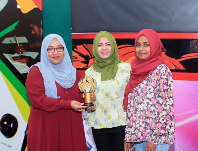 ނަމޫނާ ތިން ޒުވާނަކަށް ރަފީއިން އެވޯޑެއް ދީފި