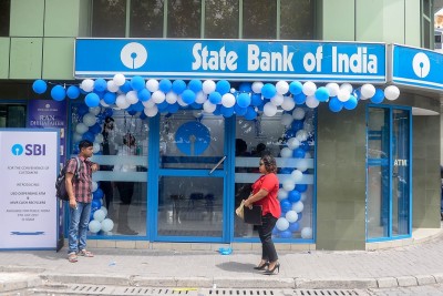 ހެލްމެޓް އަޅައިގެން ފޭރުނު މީހުން ޕެޕާސްޕްރޭ ޖެހި، ހައްޔަރުކުރި ދެ މީހަކު ދޫކޮށްލައިފި