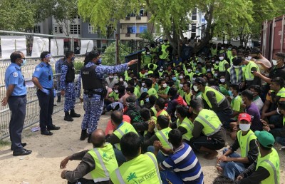 ބިދޭސީން ލައްވައި މުޒާހަރާ ކުރުވަނީ ބަޔަކު އަޑީގައި ތިބެގެން ކަމަށް މިނިސްޓަރު ތުހުމަތު ކުރައްވައިފި