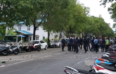 އައިލެންޑް އެކްސްޕާޓުގެ ބިދޭސީންގެ ހަމަނުޖެހުން ބޮޑުވެ، ފުލުހުންނަށް ހަމަލަދީފި