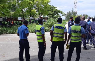 އައިލެންޑް އެކްސްޕާޓުގެ ބިދޭސީންގެ ހަމަނުޖެހުން ބޮޑުވެ، ފުލުހުންނަށް ހަމަލަދީފި