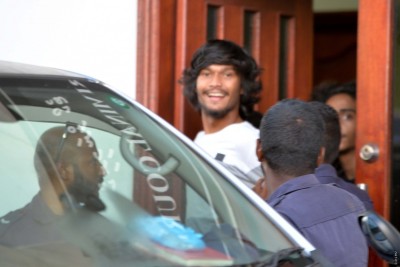 އަނަސްގެ މަރާ ގުޅިގެން ދައުވާ ކުރާ އެކަކު ގޭބަންދަށް ބަދަލުކޮށްފައި ކުޑަ އިރުކޮޅެއް ފަހުން އަނެއްކާވެސް ޖަލަށް ބަދަލުކޮށްފި