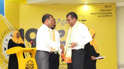 މުޣުނީގެ ކަރުގައި ސޭޝް އަޅުވައި ދެއްވާ ނަޝީދުގެ ތާއީދު އޮތްކަން ހާމަކުރައްވައިފި