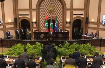 ރިޔާސީ ބަޔާނަށް ހުރަސް އެޅުމުން އިދިކޮޅު މެންބަރުން ތަޅުމުން ނެރެ، މަޖިލިސް މެދު ކަނޑާލައިފި