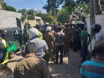 ދިވެހި ދެ އާއިލާއެއް ދިރިއުޅޭ ލަންކާ އިމާރާތަކުން ބޮމެއް ފެނިއްޖެ