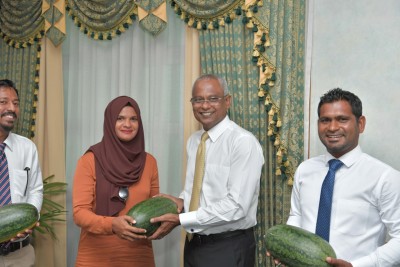 ތޮއްޑޫ ކައުންސިލުން ރައީސް ސޯލިހާ ބައްދަލުކޮށް ކަރާ ހަދިޔާކޮށްފި