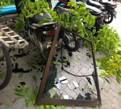 ދުއްވަމުން ދިޔަ ސައިކަލެއްގެ މައްޗަށް އެލުމިނިއަމް ކުޑަ ދޮރެއް ވެއްޓިއްޖެ