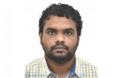 އާސިރު ފެނުނީ އެއާޕޯޓު ޓާމިނަލުގެ ގޮނޑިއެއްގައި އިންދާ
