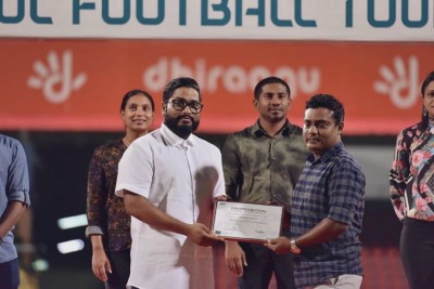 އޭއެފްސީ ޕްރޯ ލައިސަންސް ހާސިލްކޮށް ޝާޒް ތާރީހުގެ ތެރެއަށް