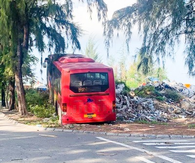 ނިދިފައި އިން ޑްރައިވަރަކު ދުއްވި ބަހަކުން ޖެހި ޓޫރިސްޓަކު މަރުވެއްޖެ