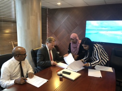 ފްލޯޓިންގް އައިލެންޑް ހަދަން ދެވަނަ ފަހަރަށް ސޮއިކޮށްފި
