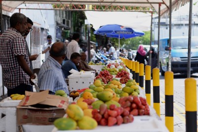 މާރުކޭޓު ސަރަހައްދުގައި ދެ މީހަކު ފުލުހުންނަށް ހަމަލާ ދީފި