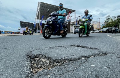 ބޮޑުތަކުރުފާނު މަގުގައި ތާރު އަޅާފައި އޮތް ހިސާބުގައި ހަލާކުވެފައި ހުރި ތަންތަން ހަދާނެ ބަޔަކު ހޯދަނީ