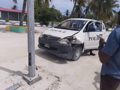 ފުލުހުންގެ ވެހިކަލެއް ހޮޅި ދަނޑިއެއްގައި ޖެހި އެކްސިޑެންޓެއް ހިނގައިފި
