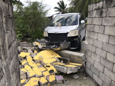 ތިނަދޫގައި އެކްސިޑެންޓެއް ހިނގައި ގެއެއްގެ ފާރު ވެއްޓިއްޖެ