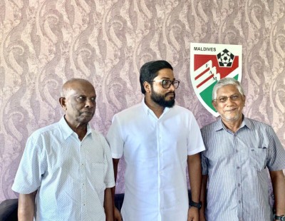 ނިއުގެ ބާނީ ކުއީން ވަހީދާއި ކުރީގެ ޗެއާމަން ބައްސާމާ ބައްދަލު ކޮށްފި