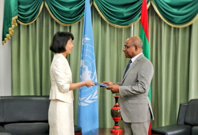 އާ ރެޒިޑެންޓް ރެޕްރެޒެންޓޭޓިވް މަގާމުގެ ލިޔުން ފޮރިން މިނިސްޓަރަށް އަރުވައިފި