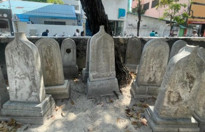 މަހާނަ ގާ ތަކަށް ގެއްލުން ލިބޭތީ ހުކުރު މިސްކިތުގެ ގަސްތަކެއް ބަދަލުކުރަނީ