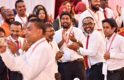 ޖުމްހޫރީ ޕާޓީގެ އެތެރެއިން ފެނިގެން ދިޔައީ ސަރުކާރާ ދެކޮޅު ބާރެއް!