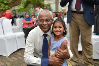 ކުޑަކުއްޖެއްގެ ސުވާލު ރައީސްއަށް: ރައީސްގެ ގޭގެ ނަމަކީ ކޮަބައިތޯ؟