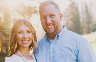 ލޯގޯއަކާ ހެދި އެޕަލް އާއި ކުޑަކުޑަ ވިޔަފާރިއަކުން ތަޅާފޮޅަނީ