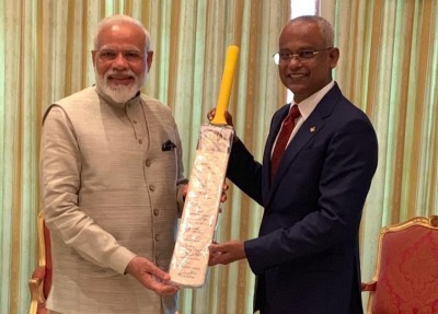 މޯދީ ރައީސް ސޯލިހުއަށް ދެއްވި ހަދިޔާއަކީ ކްރިކެޓް ބެޓެއް