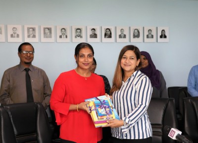 އިނގިރޭސިވިލާތުގައި ހުންނަ ރާއްޖޭގެ އެމްބަސީން ރާއްޖޭގެ ސްކޫލުތަކަށް ފޮތް ހަދިޔާކޮށްފި