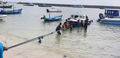 ފަސް މީހުންނާ އެކު ދަތުރުކުރަމުން ދިޔަ ލޯންޗެއް ބަންޑުން ޖަހާލައިފި