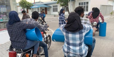 ވިލިނގިލީ ޒުވާނުން އިސްނަގައިގެން ރަށުގެ ބޮޑެތި މަގުތަކުގައި ޑަސްބިން ބަހައްޓައިފި