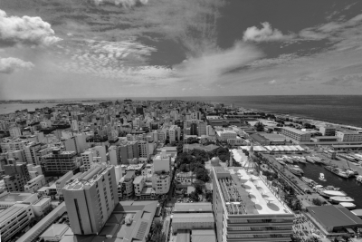 ކަރަންޓު ފޮށި މައްޗަށް އިމާރާތަކުން އެއްޗެއް ވެއްޓި، ގެތަކުން ކަރަންޓު ކެނޑިއްޖެ