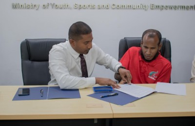 ލޯފަން، އެކަމަކު ރައްޒާގު ހުރީ މުހިންމު ތިން ރޭހަކަށް އަރައި!