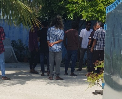 މަޑުއްވަރީން ފުލުހަކަށް ހަމަލަދިން ކަމުގެ ތުހުމަތުގައި ދެވަނަ މީހަކު ހައްޔަރު ކޮށްފި