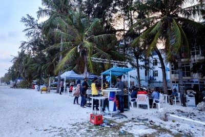 ހުޅުމާލޭ ބީޗް ފްރަންޓުގައި މަގު ހުރަސްކޮށް އަޅާފައި ހުރި ކަރަންޓު ކޭބަލުތައް ނަގަން އަންގަނީ