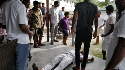 މަނަފަރުގައި ބަނޑުހައި ހޫނުކަމުގެ ހަޅުތާލާއެކު ހާލުދެރަވި ދެ މުވައްޒަފަކަށް ފަރުވާދެނީ