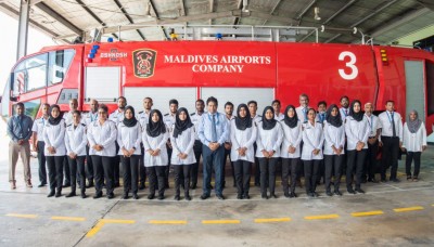އެއާޕޯޓުގެ އަލިފާން ނިންވުމަށް އަންހެނުން