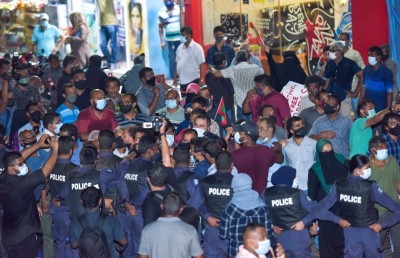 މާލެ ފިޔަވައި ހުރިހާ ރަށެއްގައި އިދިކޮޅުން މުޒާހަރާ ކުރަނީ