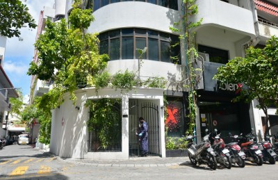 ޔޫރޯ ސްޓޯރުގެ އޮފީހުގެ ތިޖޫރީ ފަޅާލައި ގިނަ އަދަދެއްގެ ފައިސާ ވަގަށް ނަގައިފި