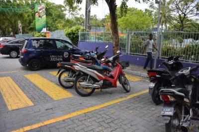 ސްޓިކާ ޖަހަން ފެށީ ޕާކް ކުރާނެ އިތުރު ތަންތަން ހެދުމަށް ފަހު: މިނިސްޓަރު