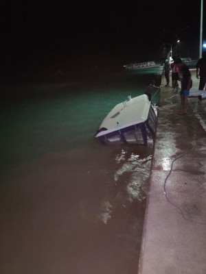 ފަޅަށް ވަންނަނިކޮށް ފެޅުނު ލޯންޗެއް އަޑިއަށް ދަނީ