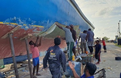 ފަރަށް އެރި ވަންދޫ ދޯނި މަރާމާތު ކުރާއިރު ކެއުން އަތޮޅުގެ އަންހެނުންގެ ފަރާތުން!