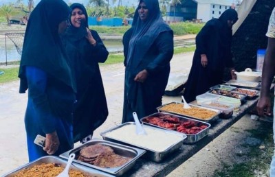 ފަރަށް އެރި ވަންދޫ ދޯނި މަރާމާތު ކުރާއިރު ކެއުން އަތޮޅުގެ އަންހެނުންގެ ފަރާތުން!