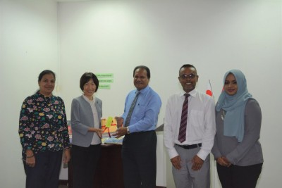 ޖަޕާންގެ ނިޕޯން ފައުންޑޭޝަންއިން ސިވިލް ސާވިސްއަށް ފޮތް ހަދިޔާކޮށްފި