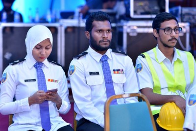 ކަސްޓަމްގެ ވަޒީފާތަކަށް ހާހަކަށް ވުރެ ގިނަ މީހުން ކުރިމަތިލައިފި