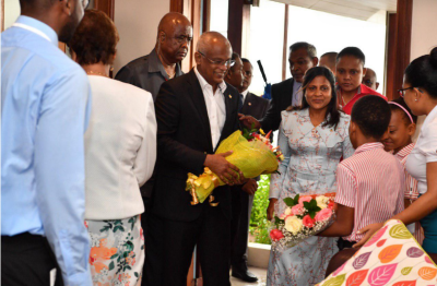 ރައީސްގެ ދެކަނބަލުން ސީޝެލްސްގައި