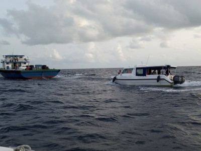 20 މީހުންނާ އެކު ދަތުރު ކުރަމުން ދިޔަ ލޯންޗެއް ދިޔަވުމުން ކަފުޖަހައިގެން ގެންދަނީ