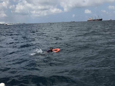 ޑިންގީއެއް ބަންޑުންޖަހާލައި ކަނޑުވި ބަޔަކު ސަލާމާތް ކޮށްފި